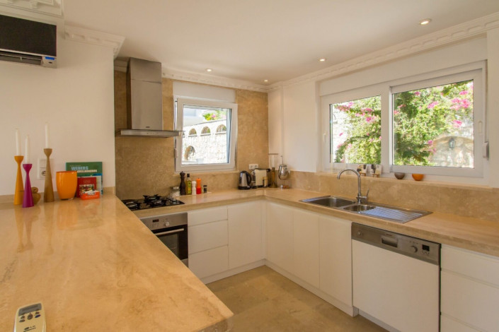 Трехэтажная меблированная вилла 4+1 в районе Конаклы, 250 м2 - Ракурс 7