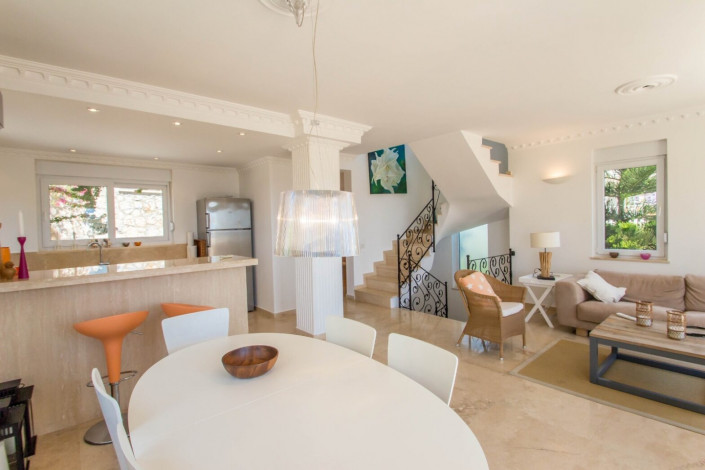 Трехэтажная меблированная вилла 4+1 в районе Конаклы, 250 м2 - Ракурс 8