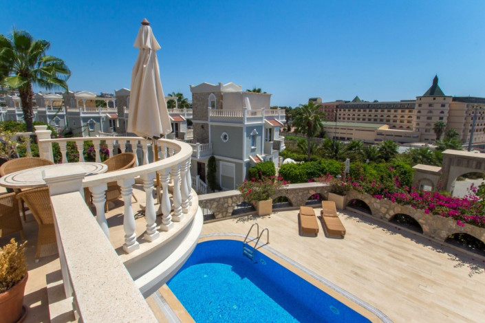 Трехэтажная меблированная вилла 4+1 в районе Конаклы, 250 м2 - Ракурс 15