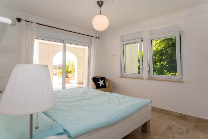 Трехэтажная меблированная вилла 4+1 в районе Конаклы, 250 м2 - Ракурс 26