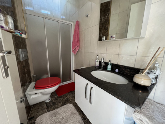 Двухуровневый уютный пентхаус 2+2, 300м2 с видом на море в районе Кестель - Ракурс 15