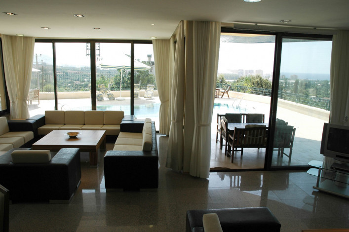 Просторная вилла с видом на Средиземное море и собственным садом в районе Кестель - Ракурс 28