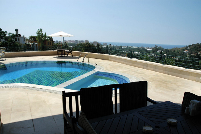 Просторная вилла с видом на Средиземное море и собственным садом в районе Кестель - Ракурс 31