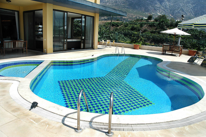 Просторная вилла с видом на Средиземное море и собственным садом в районе Кестель - Ракурс 32