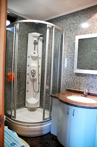 Просторная вилла с видом на Средиземное море и собственным садом в районе Кестель - Ракурс 48