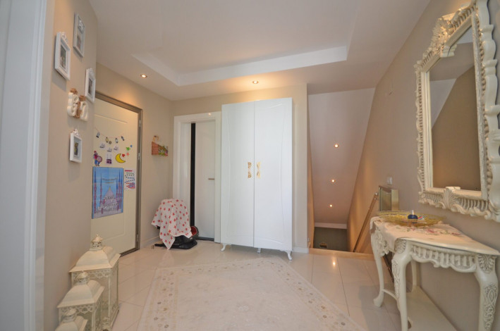 Меблированный пентхаус планировки 4+1, 210м2 с отдельной кухней, район Кестель - Ракурс 18