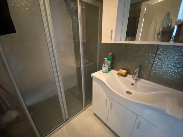 Меблированные апартаменты 1+1 с видом на море в районе Тосмур, 65 м2 - Ракурс 8