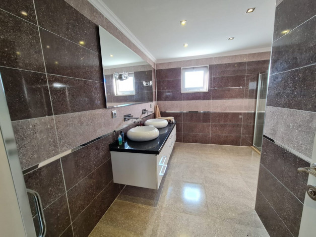 Отличная вилла планировки 4+1, 375м2 с видом на море, район Бекташ, Аланья - Ракурс 42