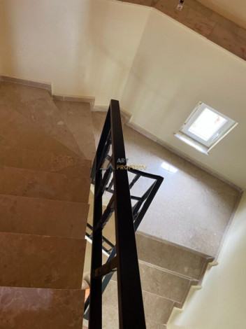 Уютная трехэтажная вилла 3+1, 200м2 в районе Тюрклер - Ракурс 5