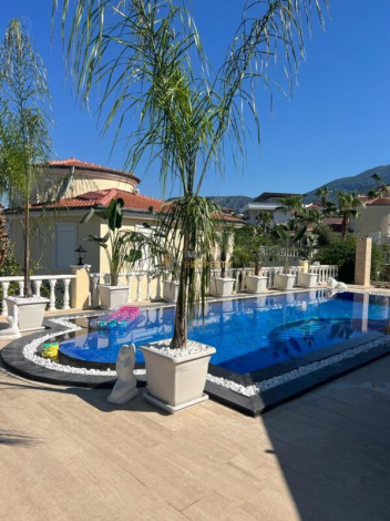 Шикарная вилла с территорией и бассейном в районе Каргыджак - Ракурс 3