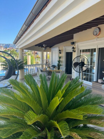 Шикарная вилла с территорией и бассейном в районе Каргыджак - Ракурс 4