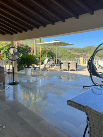 Шикарная вилла с территорией и бассейном в районе Каргыджак - Ракурс 5