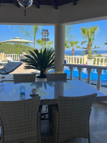 Шикарная вилла с территорией и бассейном в районе Каргыджак - Ракурс 6