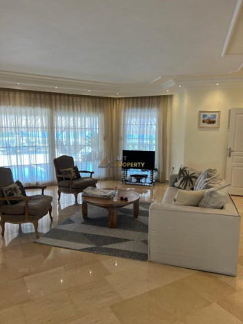 Шикарная вилла с территорией и бассейном в районе Каргыджак - Ракурс 7