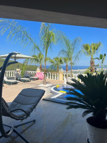 Шикарная вилла с территорией и бассейном в районе Каргыджак - Ракурс 13