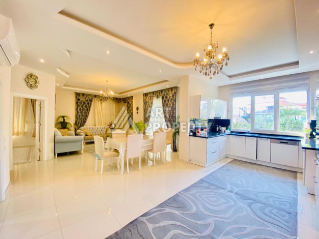 Двухуровневая квартира в 100 метрах от моря в районе Кестель планировки 4+1 - Ракурс 2