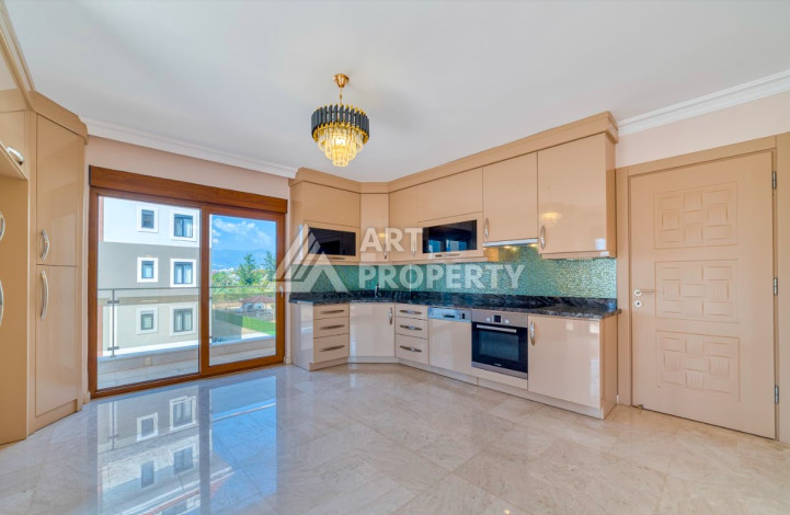 Просторные апартаменты с камином в престижном районе Кестель планировки 3+1, 230м2 - Ракурс 3