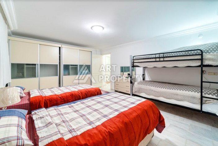 Двухуровневая квартира в 200м от моря планировки 4+1 в районе Кестель, 200м2 - Ракурс 23