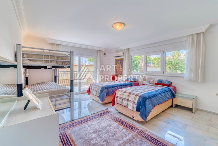 Двухуровневая квартира в 200м от моря планировки 4+1 в районе Кестель, 200м2 - Ракурс 25