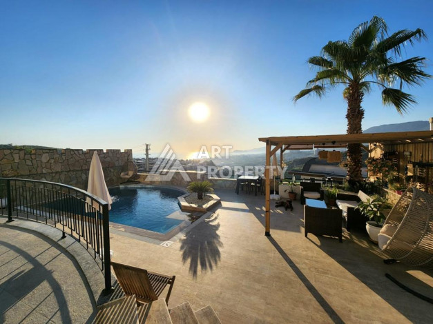 Великолепная вилла с собственным бассейном и панорамным видом в районе Каргыджак. Планировка 4+1, 185м2,  площадь участка 403м2. - Ракурс 2