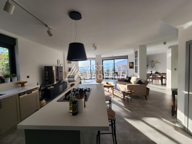 Великолепная вилла с собственным бассейном и панорамным видом в районе Каргыджак. Планировка 4+1, 185м2,  площадь участка 403м2. - Ракурс 4