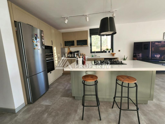 Великолепная вилла с собственным бассейном и панорамным видом в районе Каргыджак. Планировка 4+1, 185м2,  площадь участка 403м2. - Ракурс 15