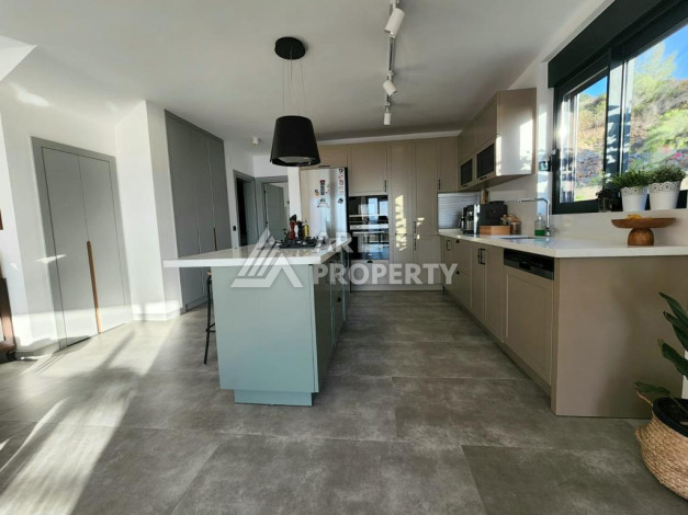 Великолепная вилла с собственным бассейном и панорамным видом в районе Каргыджак. Планировка 4+1, 185м2,  площадь участка 403м2. - Ракурс 27