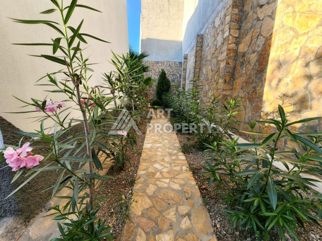 Великолепная вилла с собственным бассейном и панорамным видом в районе Каргыджак. Планировка 4+1, 185м2,  площадь участка 403м2. - Ракурс 32