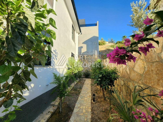 Великолепная вилла с собственным бассейном и панорамным видом в районе Каргыджак. Планировка 4+1, 185м2,  площадь участка 403м2. - Ракурс 33