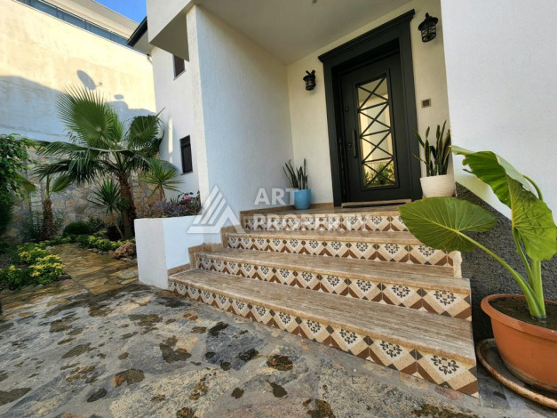 Великолепная вилла с собственным бассейном и панорамным видом в районе Каргыджак. Планировка 4+1, 185м2,  площадь участка 403м2. - Ракурс 34